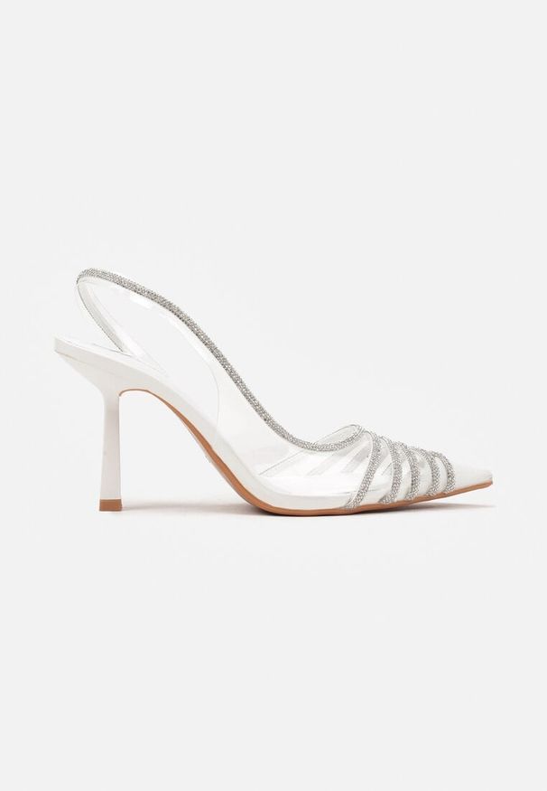 Born2be - Białe Sandały na Obcasie Transparentne z Noskiem w Szpic Zdobione Cyrkoniami Feloril. Okazja: na co dzień. Nosek buta: szpiczasty. Zapięcie: pasek. Kolor: biały. Wzór: aplikacja. Materiał: jeans, materiał. Obcas: na obcasie. Styl: elegancki, casual, klasyczny. Wysokość obcasa: średni