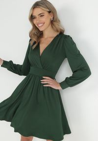 Born2be - Ciemnozielona Sukienka Kopertowa Taliowana Maecenus. Okazja: na co dzień. Typ kołnierza: dekolt w serek. Kolor: zielony. Materiał: wiskoza. Typ sukienki: kopertowe. Styl: casual, elegancki #3