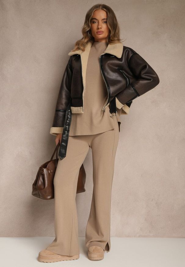 Renee - Beżowy Komplet z Dzianiny z Wiskozą Spodnie i Sweter z Ozdobnymi Guzikami Unarea. Kolor: beżowy. Materiał: wiskoza, dzianina. Wzór: aplikacja