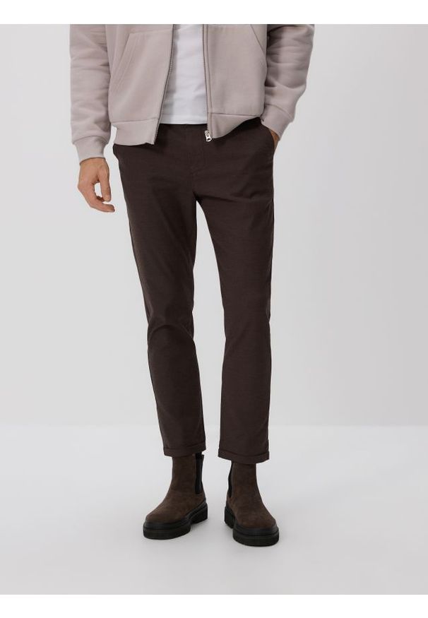 Reserved - Spodnie joggery - ciemnobrązowy. Kolor: brązowy. Materiał: tkanina, bawełna