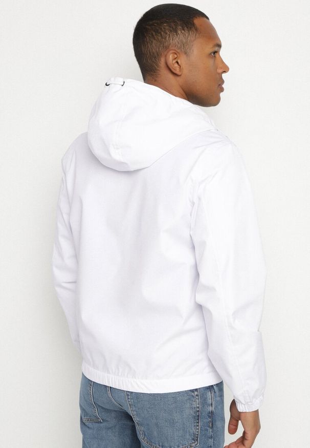 Born2be - Biała Kurtka Wiatrówka z Kapturem i Zasuwanymi Kieszeniami Adivoria. Typ kołnierza: kaptur. Kolor: biały. Styl: klasyczny