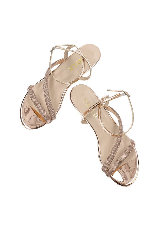 Różowe Sandały Bayla Eleganckie Płaskie Buty. Okazja: na wesele, na imprezę, na ślub cywilny, na spacer. Zapięcie: pasek. Kolor: różowy. Wzór: paski, aplikacja. Materiał: lakier, skóra ekologiczna. Sezon: lato. Obcas: na obcasie. Styl: elegancki. Wysokość obcasa: niski