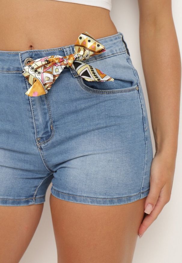 Born2be - Niebieskie Szorty Jeansowe z Ozdobną Kokardką i Wysokim Stanem Ilbia. Okazja: na imprezę. Stan: podwyższony. Kolor: niebieski. Materiał: jeans. Sezon: lato. Styl: elegancki