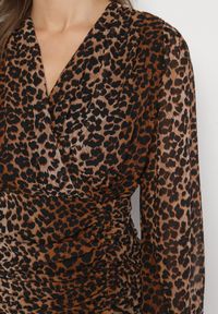 Born2be - Brązowa Kopertowa Sukienka w Panterkę z Marszczeniem i Falbanką Semiriael. Okazja: na co dzień. Typ kołnierza: dekolt w kształcie V, kołnierz z falbankami. Kolor: brązowy. Wzór: motyw zwierzęcy. Typ sukienki: kopertowe. Styl: casual, klasyczny, rockowy, elegancki #4
