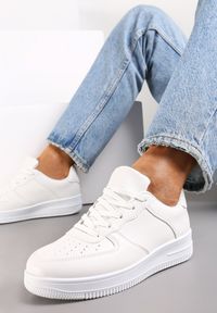 Renee - Białe Sznurowane Sneakersy z Ekoskóry z Przeszyciami na Płaskiej Podeszwie Mireil. Kolor: biały. Materiał: skóra. Obcas: na płaskiej podeszwie #1