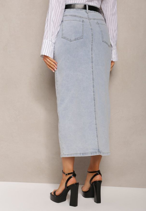 Renee - Jasnoniebieska Bawełniana Spódnica Jeansowa Ołówkowa z Paskiem i Rozcięciem na Przodzie Ivario. Okazja: na co dzień. Kolor: niebieski. Materiał: bawełna, jeans. Styl: casual