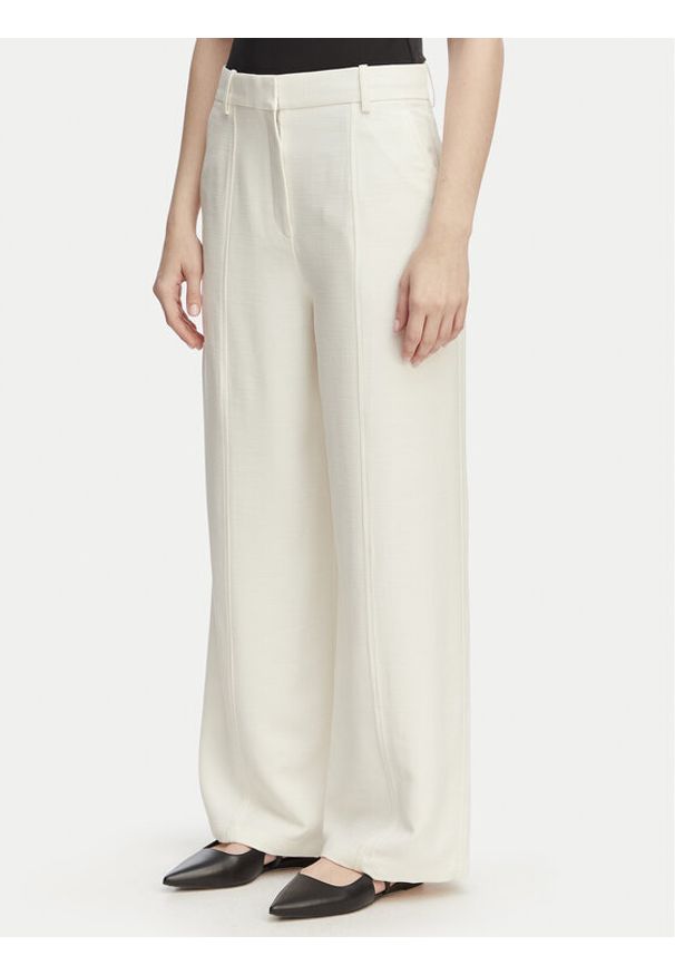 Calvin Klein Spodnie materiałowe LV044F651G Kremowy Straight Fit. Kolor: kremowy. Materiał: wiskoza