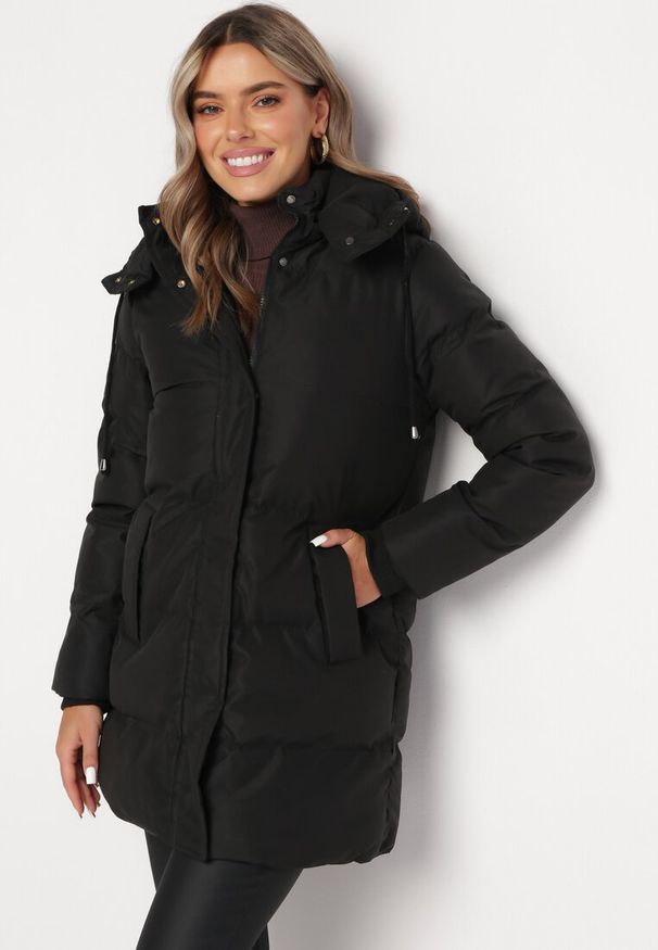 Born2be - Czarna Pikowana Kurtka przed Kolano z Kapturem Aralandra. Typ kołnierza: kaptur. Kolor: czarny. Styl: klasyczny