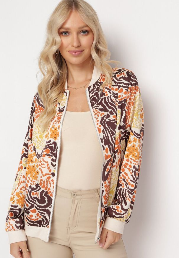 Born2be - Beżowo-Pomarańczowa Bluza Bomberka z Abstrakcyjnym Wzorem Teggea. Okazja: na co dzień. Kolor: beżowy. Materiał: tkanina, jeans. Styl: casual, klasyczny, elegancki