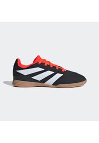 Adidas - Buty do piłki nożnej halowej dla dzieci adidas Predator Club Futsal. Kolor: czerwony, wielokolorowy, czarny. Materiał: kauczuk. Szerokość cholewki: normalna. Sport: piłka nożna