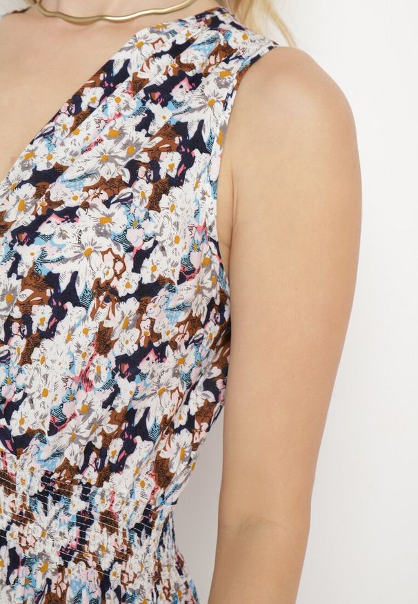 Born2be - Granatowo-Beżowa Bawełniana Sukienka Kopertowa o Rozkloszowanym Kroju w Kwiatowy Print Brosa. Kolor: beżowy. Materiał: bawełna. Wzór: nadruk, kwiaty. Typ sukienki: kopertowe