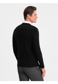 Ombre Clothing - Sweter męski z dekoltem "w serek" z koszulowym kołnierzykiem - czarny V1. Typ kołnierza: kołnierzyk koszulowy, dekolt w serek. Kolor: czarny. Materiał: nylon, materiał, bawełna. Styl: klasyczny #5