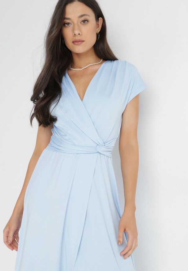 Born2be - Jasnoniebieska Sukienka Kopertowa Chloriera. Okazja: na imprezę. Kolor: niebieski. Materiał: tkanina. Długość rękawa: krótki rękaw. Wzór: gładki, jednolity. Typ sukienki: kopertowe. Styl: elegancki. Długość: maxi