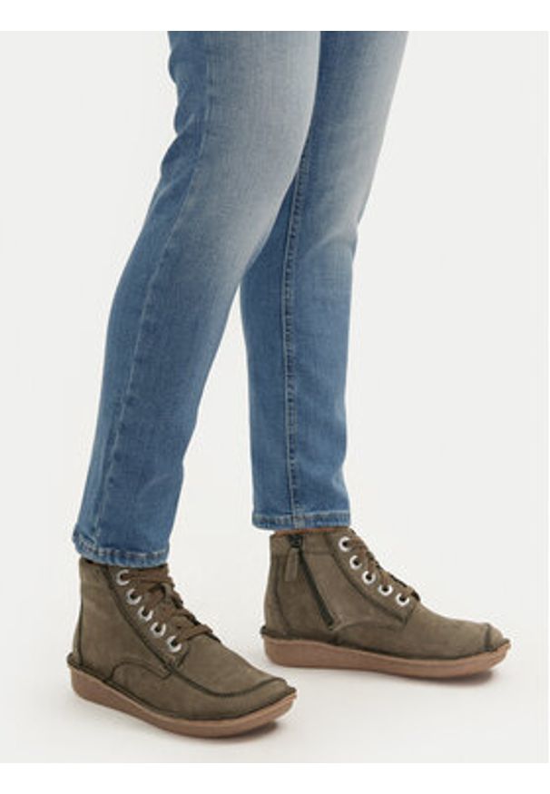 Clarks Trzewiki Funny Cedar 261738864 Khaki. Kolor: brązowy. Materiał: zamsz, skóra