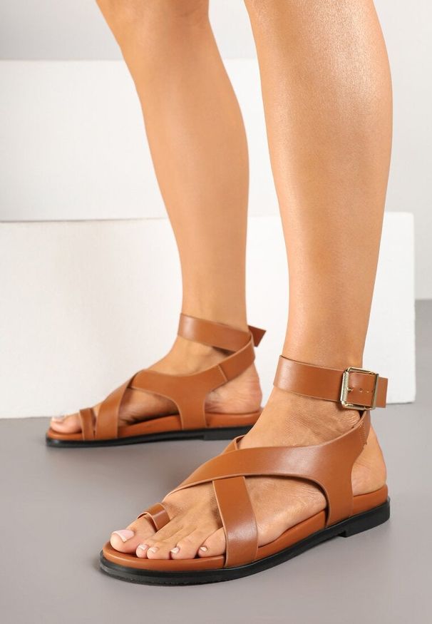 Born2be - Jasnobrązowe Sandały w Stylu Japonek z Geometrycznymi Paskami Kerraza. Okazja: na co dzień. Zapięcie: pasek. Kolor: brązowy. Materiał: jeans. Wzór: geometria. Obcas: na płaskiej podeszwie. Styl: casual, elegancki