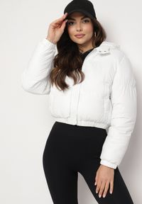 Born2be - Biała Kurtka Pikowana o Krótkim Fasonie z Kapturem Tinthella. Okazja: na spacer, na co dzień. Typ kołnierza: kaptur. Kolor: biały. Materiał: jeans. Długość: krótkie. Wzór: aplikacja. Styl: elegancki, casual #1