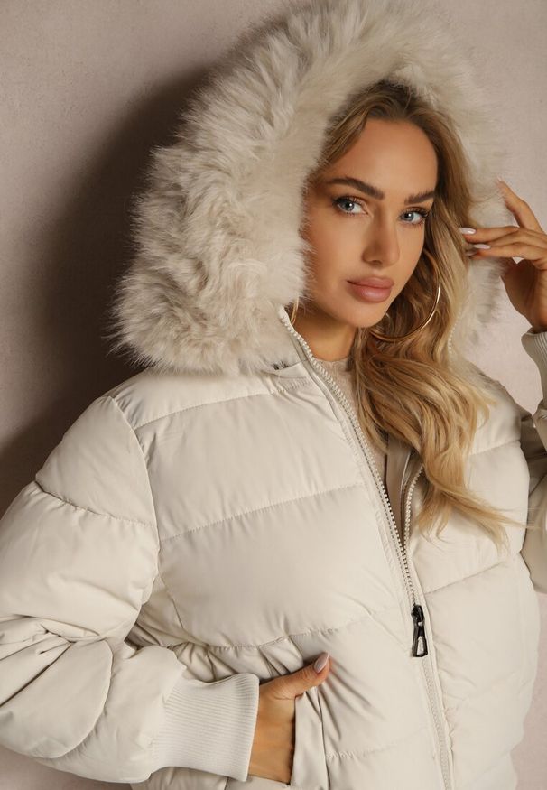 Renee - Jasnobeżowa Kurtka z Pikowaniem i Szerokimi Ściągaczami Zdobiona Futrem przy Kapturze Inilora. Okazja: na co dzień. Kolor: beżowy. Materiał: futro. Wzór: aplikacja. Styl: elegancki, casual