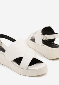 Born2be - Białe Sandały na Koturnie Vices z Wycięciami Saricee. Okazja: na co dzień. Zapięcie: sprzączka. Kolor: biały. Materiał: jeans. Sezon: lato. Obcas: na koturnie. Styl: elegancki, casual #6