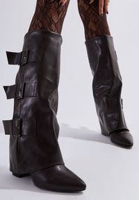 Renee - Brązowe Rockowe Kozaki na Słupku z Wywiniętą Cholewką Wykończone Klamrami Navlaya. Okazja: na co dzień. Zapięcie: klamry. Kolor: brązowy. Materiał: skóra. Szerokość cholewki: normalna. Obcas: na słupku. Styl: rockowy #5