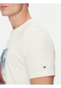 TOMMY HILFIGER - Tommy Hilfiger T-Shirt Color Photo Print MW0MW38615 Beżowy Regular Fit. Kolor: beżowy. Materiał: bawełna. Wzór: nadruk