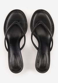 Renee - Czarne Minimalistyczne Klapki Japonki na Kaczuszce Saphohsa. Okazja: na co dzień. Kolor: czarny. Materiał: skóra. Sezon: lato. Obcas: na szpilce. Styl: casual, elegancki. Wysokość obcasa: średni #8