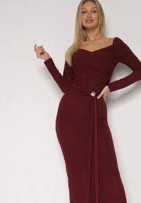 Born2be - Bordowa Dopasowana Sukienka z Ozdobnym Marszczeniem Trenem i Rozcięciem Alutria. Okazja: na wesele, na ślub cywilny. Kolor: czerwony. Długość rękawa: długi rękaw. Typ sukienki: dopasowane #7