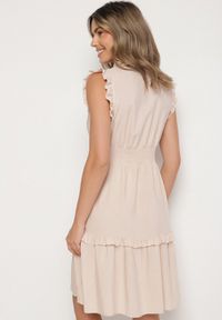 Born2be - Beżowa Sukienka z Wiskozą o Rozkloszowanym Kroju Bez Rękawów Folerose. Typ kołnierza: dekolt w serek. Kolor: beżowy. Materiał: wiskoza. Długość rękawa: bez rękawów. Sezon: wiosna, lato. Typ sukienki: rozkloszowane. Styl: elegancki #5