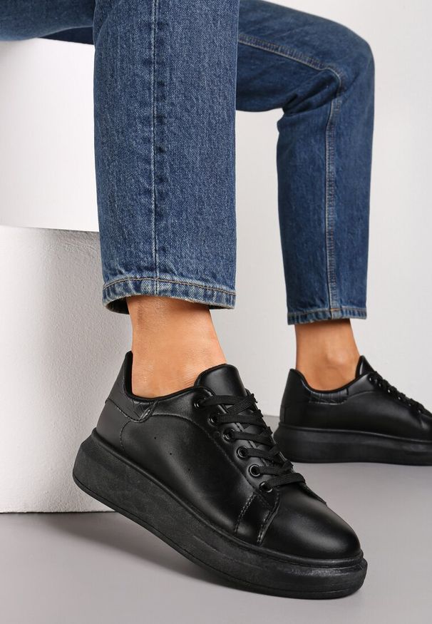 Born2be - Czarne Sneakersy na Grubej Podeszwie Hypnotic. Okazja: na co dzień, na spacer. Wysokość cholewki: przed kostkę. Nosek buta: okrągły. Kolor: czarny. Materiał: dresówka, skóra. Szerokość cholewki: normalna. Sezon: lato. Sport: turystyka piesza