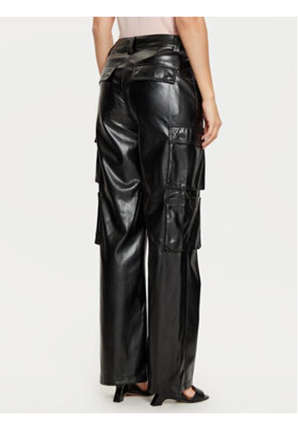 Guess Spodnie z imitacji skóry Kori W4YB11 WF8Q0 Czarny Relaxed Fit. Kolor: czarny. Materiał: skóra