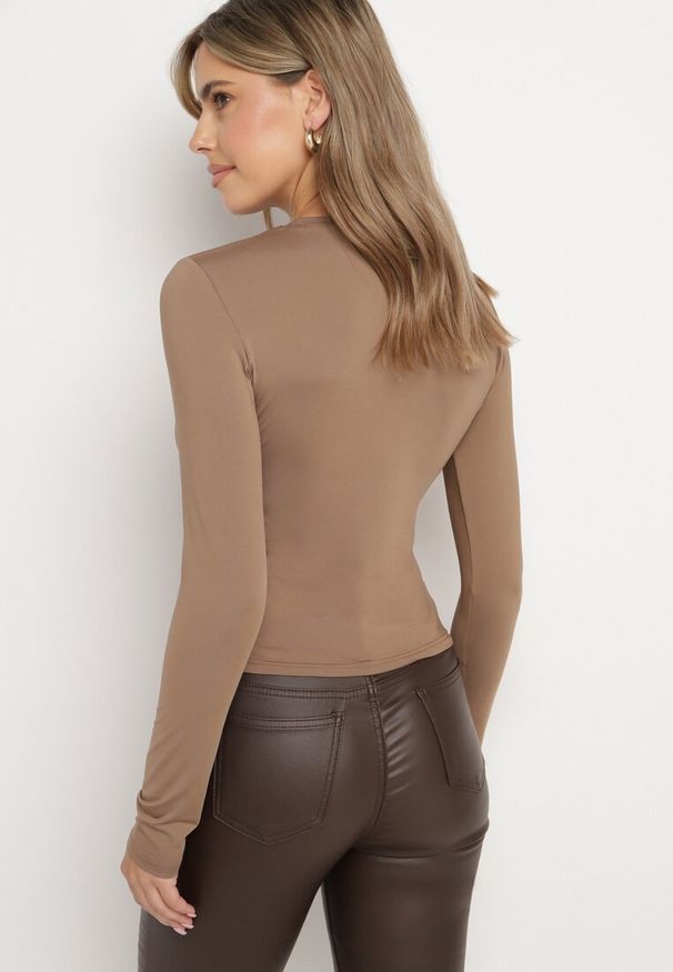 Born2be - Brązowa Bluzka Dopasowana z Ozdobnym Marszczeniem Belabia. Okazja: do pracy. Kolor: brązowy. Materiał: materiał. Długość rękawa: długi rękaw. Długość: długie. Styl: klasyczny