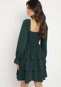 Born2be - Ciemnozielona Rozkloszowana Sukienka z Falbankami i Bufiastymi Rękawami Semithara. Okazja: na co dzień. Typ kołnierza: kołnierz z falbankami. Kolor: zielony. Wzór: aplikacja. Styl: klasyczny, casual, elegancki #7