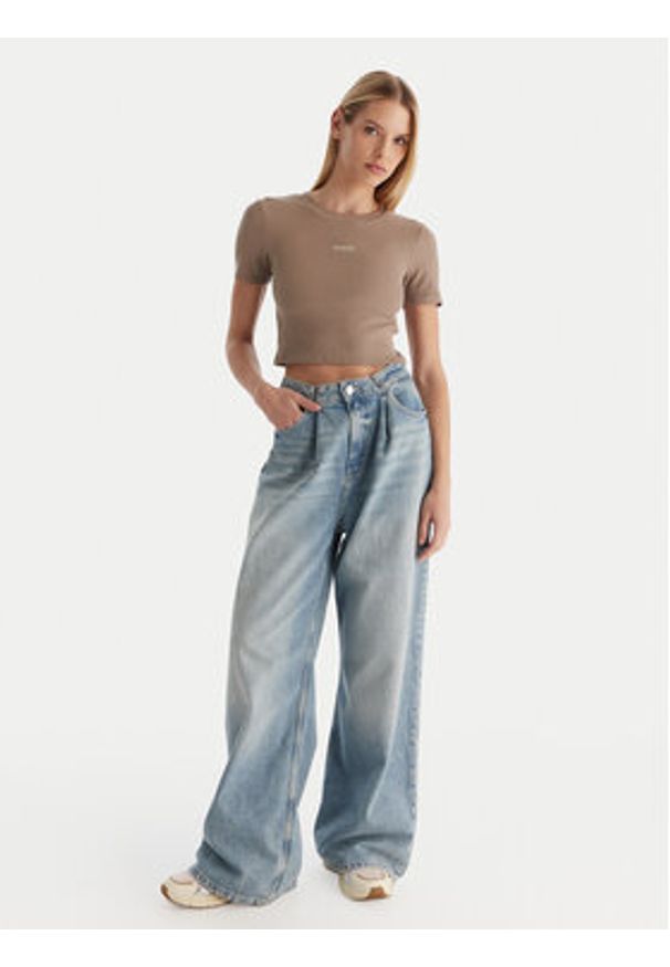 Guess T-Shirt V5YP08 K8RT2 Khaki Slim Fit. Kolor: brązowy. Materiał: wiskoza