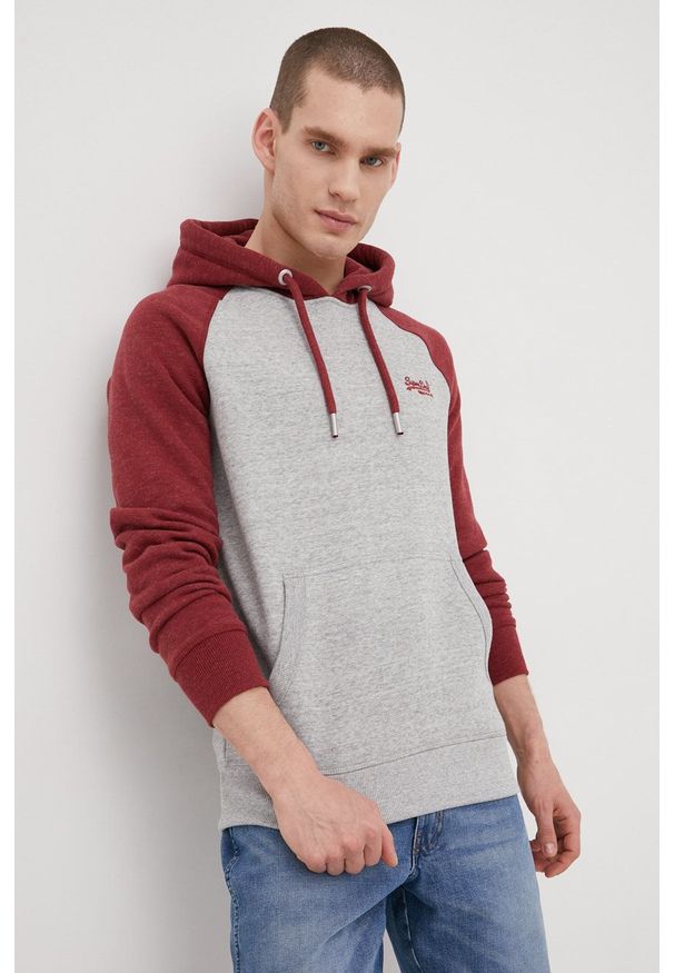 Superdry bluza męska kolor szary z kapturem wzorzysta. Okazja: na co dzień. Typ kołnierza: kaptur. Kolor: szary. Materiał: bawełna. Długość rękawa: raglanowy rękaw. Wzór: aplikacja. Styl: casual