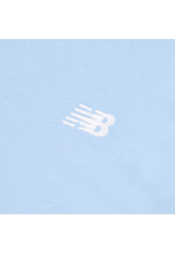 Koszulka dziecięca New Balance LAKB0001ELE – niebieska. Kolor: niebieski. Materiał: materiał, bawełna. Długość rękawa: krótki rękaw. Długość: krótkie. Wzór: aplikacja