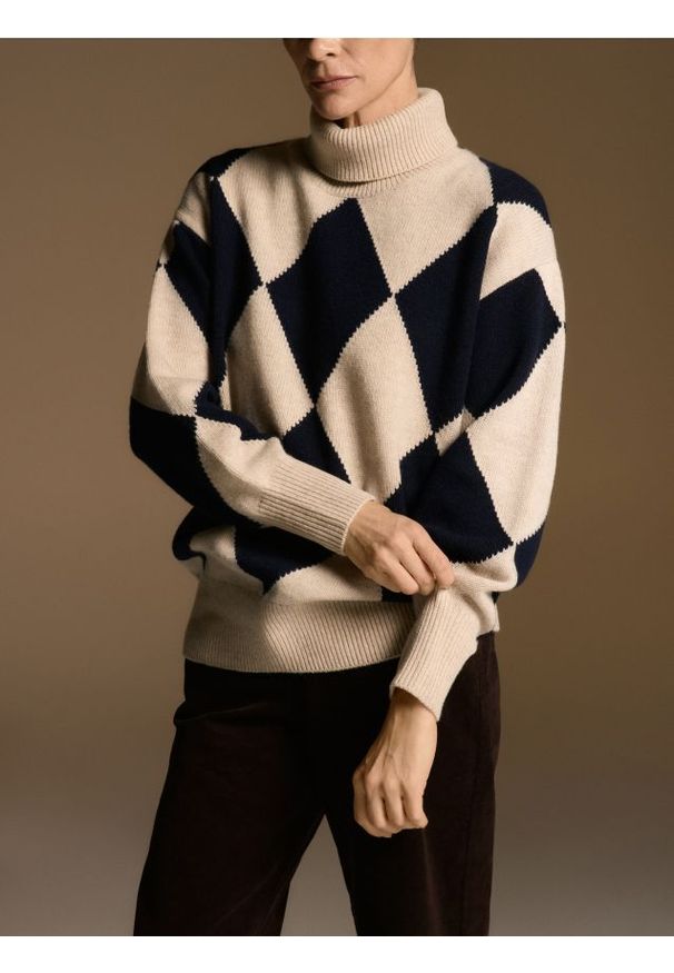 Reserved - Wełniany golf w romby - wielobarwny. Typ kołnierza: golf. Materiał: wełna