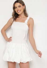 Born2be - Biała Bawełniana Sukienka Bombka na Ramiączkach z Elastyczną Górą Linarisena. Okazja: na imprezę, na co dzień. Typ kołnierza: kokarda. Kolor: biały. Materiał: bawełna. Długość rękawa: na ramiączkach. Typ sukienki: bombki. Styl: casual, elegancki #2