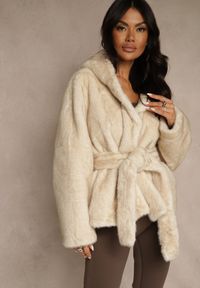 Renee - Beżowa Futerkowa Kurtka z Kapturem i Wiązanym Paskiem Zetele. Typ kołnierza: kaptur. Kolor: beżowy. Materiał: jeans, koronka #5