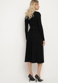 Born2be - Czarna Taliowana Sukienka z Wiskozą o Rozkloszowanym Kroju Zdobiona Metaliczną Nicią Mesinae. Okazja: do pracy, na spotkanie biznesowe. Typ kołnierza: dekolt w kształcie V. Kolor: czarny. Materiał: wiskoza. Długość rękawa: długi rękaw. Wzór: aplikacja. Typ sukienki: rozkloszowane. Styl: wizytowy, glamour, elegancki, biznesowy #6