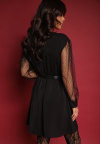 Renee - Czarna Pudełkowa Sukienka z Siateczkowymi Rękawami i Eleganckim Paskiem Dannielis. Okazja: na co dzień. Kolor: czarny. Styl: elegancki #4