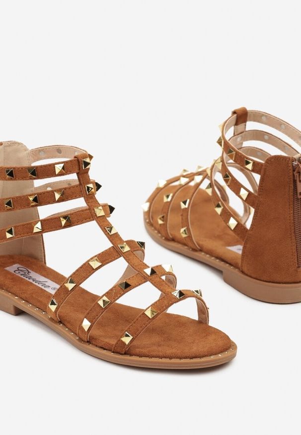 Born2be - Brązowe Sandały Typu Rzymianki z Ćwiekami Novessa. Okazja: na co dzień, na spacer. Kolor: brązowy. Sezon: lato. Styl: elegancki, casual