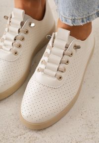 Born2be - Beżowe Wsuwane Tenisówki z Perforacją i Podeszwą z Bieżnikiem Illanya. Okazja: na co dzień. Zapięcie: bez zapięcia. Kolor: beżowy. Materiał: jeans. Szerokość cholewki: normalna. Styl: casual, klasyczny #3