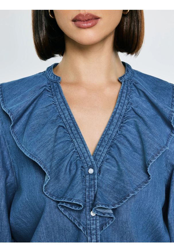 Big-Star - Koszula damska jeansowa niebieska Irina 392. Typ kołnierza: kołnierzyk stójkowy, dekolt w kształcie V. Kolor: niebieski. Materiał: jeans. Długość rękawa: długi rękaw. Długość: długie