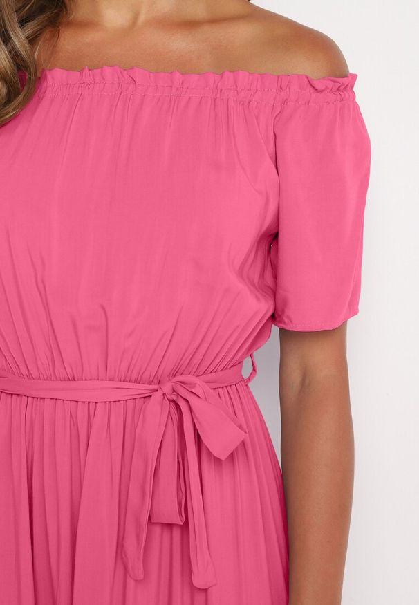 Born2be - Ciemnoróżowa Sukienka z Wiskozy Telephanassa. Typ kołnierza: dekolt hiszpanka. Kolor: różowy. Materiał: wiskoza. Długość rękawa: krótki rękaw. Wzór: gładki. Typ sukienki: rozkloszowane. Długość: maxi