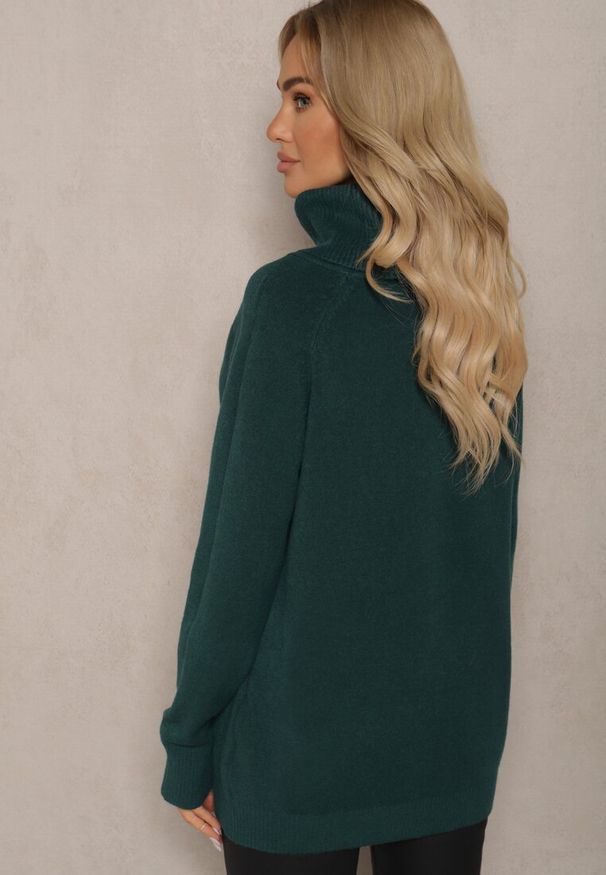 Renee - Ciemnozielony Casualowy Golf z Domieszką Wiskozy Ozdobiony Małymi Kieszeniami Viasya. Okazja: na co dzień. Typ kołnierza: golf. Kolekcja: plus size. Kolor: zielony. Długość: długie. Wzór: aplikacja. Materiał: wiskoza. Długość rękawa: długi rękaw. Styl: casual