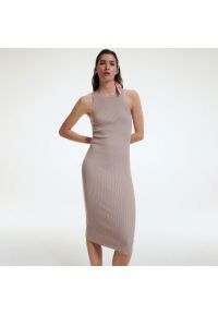 Reserved - Dzianinowa sukienka midi - Beżowy. Kolor: beżowy. Materiał: dzianina. Długość: midi #1