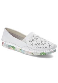 Białe Półbuty Artiker Wygodne Ażurowe Obuwie Damskie. Kolor: biały. Materiał: skóra. Wzór: ażurowy #1