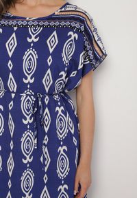 Born2be - Niebieska Pudełkowa Sukienka z Wiskozy w Etniczny Wzór Mirosela. Okazja: na co dzień. Kolor: niebieski. Materiał: wiskoza. Długość rękawa: krótki rękaw. Styl: elegancki, casual, klasyczny #4