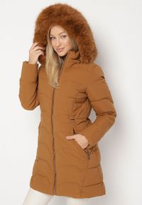 Born2be - Brązowa Taliowana Kurtka z Pikowanymi Przeszyciami i Kapturem z Futrem Mundria. Okazja: na co dzień. Kolor: brązowy. Materiał: futro. Styl: elegancki, casual, klasyczny #1