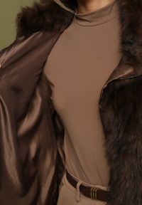 Born2be - Brązowa Kurtka Futerko na Suwak z Wysokim Kołnierzem i Rękawami 3/4 Lelvila. Okazja: na co dzień. Typ kołnierza: golf. Kolor: brązowy. Materiał: futro. Styl: casual, elegancki #2