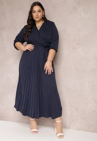 Renee - Granatowa Kopertowa Sukienka z Gumką i Paskiem w Talii Zdobiona Plisowaniem Kaylina. Kolekcja: plus size. Kolor: niebieski. Wzór: aplikacja. Typ sukienki: kopertowe #4